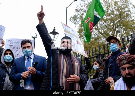 Les manifestants se rassemblent pour protester contre les commentaires du président français Emmanuel Macron défendant les caricatures du prophète Mohammed, à l'extérieur de l'ambassade de France à Londres sur 30 octobre 2020. (Photo par Alberto Pezzali/NurPhoto) Banque D'Images