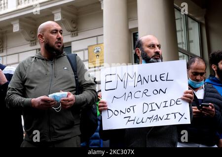 Les manifestants se rassemblent pour protester contre les commentaires du président français Emmanuel Macron défendant les caricatures du prophète Mohammed, à l'extérieur de l'ambassade de France à Londres sur 30 octobre 2020. (Photo par Alberto Pezzali/NurPhoto) Banque D'Images