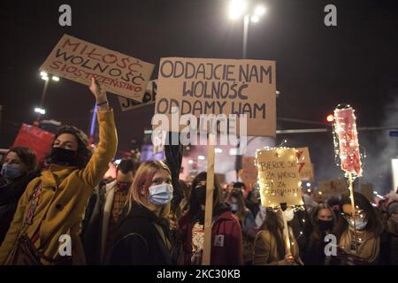 Des manifestants vus lors de la marche féministe organisée par Womans Strike contre la nouvelle loi sur l'avortement à Varsovie, en Pologne, sur 30 octobre 2020. (Photo de Maciej Luczniewski/NurPhoto) Banque D'Images