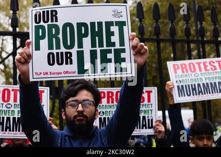 Des manifestants opposés à la publication en France de caricatures du prophète Mohammad protestent devant l'ambassade de France à Londres, en Angleterre, sur 30 octobre 2020. Le président français Emmanuel Macron a déployé des milliers de soldats sur des sites tels que des lieux de culte et des écoles à travers la France, à une époque de colère musulmane croissante à travers le monde à la défense du pays du droit de publier les dessins animés, Et après deux avant-postes, à Paris et à Nice, en autant de semaines. (Photo de David Cliff/NurPhoto) Banque D'Images