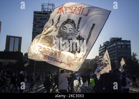 Une personne détient un drapeau avec une image allusive à la liberté des prisonniers sur 30 octobre 2020 à Santiago du Chili, au Chili. Au milieu de la manifestation et de la protestation pour la liberté des prisonniers politiques de la révolte sociale au Chili. Contre le gouvernement de Sebastian Pinera, l'inégalité sociale et le système néolibéral. (entre autres causes). (Photo de Claudio Abarca Sandoval/NurPhoto) Banque D'Images