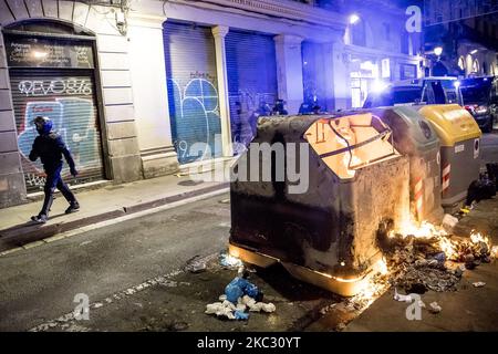 Une nouvelle nuit d'affrontements contre les mesures de lutte contre la pandémie de Covid-19/coronavirus dans les rues de Barcelone entre la police et des personnes de différentes tendances (des négationnistes et de l'extrême droite aux jeunes anarchistes). À Barcelone, Catalogne, Espagne, le 30 octobre 2020. (Photo par Albert Llop/NurPhoto) Banque D'Images