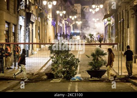 Une nouvelle nuit d'affrontements contre les mesures de lutte contre la pandémie de Covid-19/coronavirus dans les rues de Barcelone entre la police et des personnes de différentes tendances (des négationnistes et de l'extrême droite aux jeunes anarchistes). À Barcelone, Catalogne, Espagne, le 30 octobre 2020. (Photo par Albert Llop/NurPhoto) Banque D'Images