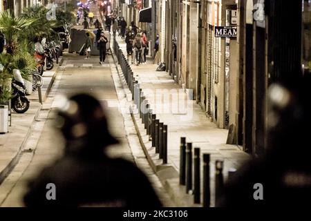 Une nouvelle nuit d'affrontements contre les mesures de lutte contre la pandémie de Covid-19/coronavirus dans les rues de Barcelone entre la police et des personnes de différentes tendances (des négationnistes et de l'extrême droite aux jeunes anarchistes). À Barcelone, Catalogne, Espagne, le 30 octobre 2020. (Photo par Albert Llop/NurPhoto) Banque D'Images