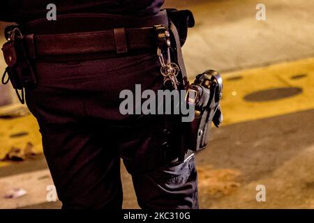 Une nouvelle nuit d'affrontements contre les mesures de lutte contre la pandémie de Covid-19/coronavirus dans les rues de Barcelone entre la police et des personnes de différentes tendances (des négationnistes et de l'extrême droite aux jeunes anarchistes). À Barcelone, Catalogne, Espagne, le 30 octobre 2020. (Photo par Albert Llop/NurPhoto) Banque D'Images