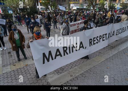 Des enseignants, des parents d'élèves et des élèves se sont réunis à Santanter, en Espagne, sur 30 octobre 2020 pour protester contre l'annulation des vacances scolaires en raison de l'état d'alarme dû à la crise sanitaire de Covid-19 (photo de Joaquin Gomez Sastre/NurPhoto) Banque D'Images