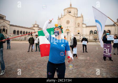 Sports et piscines travailleurs démonstration et flash mob devant le Cimitero Monumentale après les mesures imposées par les nouveaux gouvernements DPCM en raison de la pandémie du coronavirus (Covid-19) sur 31 octobre 2020 à Milan, Italie. (Photo par Alessandro Bremec/NurPhoto) Banque D'Images