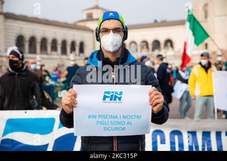 Sports et piscines travailleurs démonstration et flash mob devant le Cimitero Monumentale après les mesures imposées par les nouveaux gouvernements DPCM en raison de la pandémie du coronavirus (Covid-19) sur 31 octobre 2020 à Milan, Italie. (Photo par Alessandro Bremec/NurPhoto) Banque D'Images