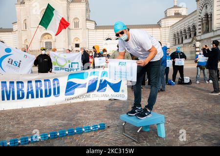 Sports et piscines travailleurs démonstration et flash mob devant le Cimitero Monumentale après les mesures imposées par les nouveaux gouvernements DPCM en raison de la pandémie du coronavirus (Covid-19) sur 31 octobre 2020 à Milan, Italie. (Photo par Alessandro Bremec/NurPhoto) Banque D'Images