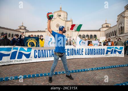 Sports et piscines travailleurs démonstration et flash mob devant le Cimitero Monumentale après les mesures imposées par les nouveaux gouvernements DPCM en raison de la pandémie du coronavirus (Covid-19) sur 31 octobre 2020 à Milan, Italie. (Photo par Alessandro Bremec/NurPhoto) Banque D'Images
