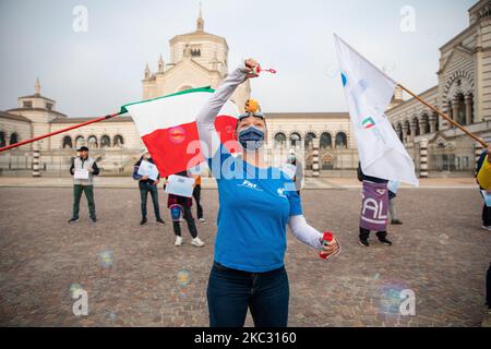 Sports et piscines travailleurs démonstration et flash mob devant le Cimitero Monumentale après les mesures imposées par les nouveaux gouvernements DPCM en raison de la pandémie du coronavirus (Covid-19) sur 31 octobre 2020 à Milan, Italie. (Photo par Alessandro Bremec/NurPhoto) Banque D'Images