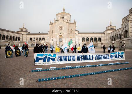 Sports et piscines travailleurs démonstration et flash mob devant le Cimitero Monumentale après les mesures imposées par les nouveaux gouvernements DPCM en raison de la pandémie du coronavirus (Covid-19) sur 31 octobre 2020 à Milan, Italie. (Photo par Alessandro Bremec/NurPhoto) Banque D'Images