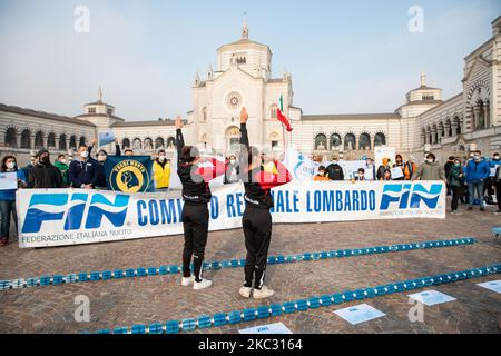 Sports et piscines travailleurs démonstration et flash mob devant le Cimitero Monumentale après les mesures imposées par les nouveaux gouvernements DPCM en raison de la pandémie du coronavirus (Covid-19) sur 31 octobre 2020 à Milan, Italie. (Photo par Alessandro Bremec/NurPhoto) Banque D'Images