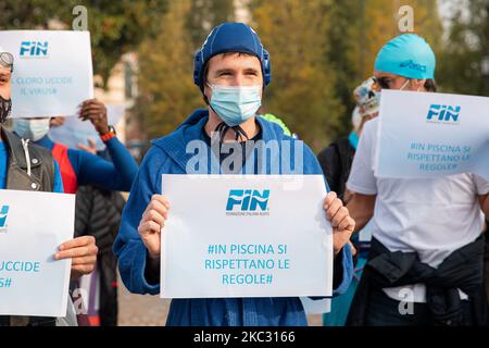 Sports et piscines travailleurs démonstration et flash mob devant le Cimitero Monumentale après les mesures imposées par les nouveaux gouvernements DPCM en raison de la pandémie du coronavirus (Covid-19) sur 31 octobre 2020 à Milan, Italie. (Photo par Alessandro Bremec/NurPhoto) Banque D'Images