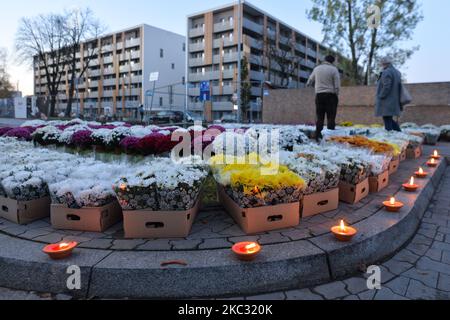 Une vue d'un stand vendant des plantes de Chrysanthemum près de l'entrée du cimetière de Rakowicki à Cracovie samedi Pologne a rapporté un cinquième record quotidien consécutif pour de nouveaux cas de coronavirus, avec 21 897 nouvelles infections. Le Premier ministre Mateusz Morawiecki a annoncé vendredi après-midi que les cimetières resteront fermés du samedi, 31 octobre, au lundi, 2 novembre. La décision du gouvernement a frappé les gens qui vivent de la production et de la vente de bougies et de fleurs. Samedi, 31 octobre 2020, à Cracovie, en Pologne. (Photo par Artur Widak/NurPhoto) Banque D'Images