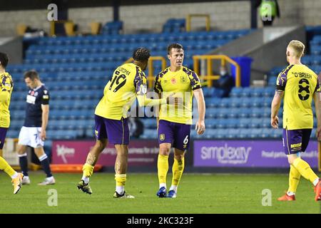 Jonathan Hogg et Josh Koroma lors du match de championnat Sky Bet entre Millwall et la ville de Huddersfield à la Haye sur 31 octobre 2020 à Londres, en Angleterre. (Photo par MI News/NurPhoto) Banque D'Images