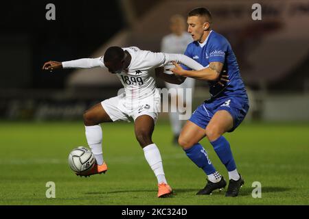 Aaron Nemane de Torquay United en action avec David Ferguson de Hartlepool United lors du match de la Vanarama National League entre Hartlepool United et Torquay United à Victoria Park, à Hartlepool, le samedi 31st octobre 2020. (Photo de Mark Fletcher/MI News/NurPhoto) Banque D'Images