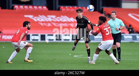 Le Brandon Thomas-Asante de Salford City et le Callum Whelan d'Oldham Athletic en action lors du match Sky Bet League 2 entre Salford City et Oldham Athletic à Moor Lane, Salford, le samedi 31st octobre 2020. (Photo d'Eddie Garvey/MI News/NurPhoto) Banque D'Images