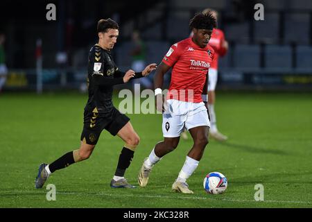 Le Brandon Thomas-Asante de Salford City et le Callum Whelan d'Oldham Athletic en action lors du match Sky Bet League 2 entre Salford City et Oldham Athletic à Moor Lane, Salford, le samedi 31st octobre 2020. (Photo d'Eddie Garvey/MI News/NurPhoto) Banque D'Images