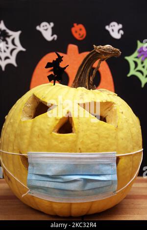 Jack-o'-lanterne portant un masque facial la nuit d'Halloween pendant la pandémie COVID-19 à Toronto, Ontario, Canada, on 31 octobre 2020. Les résidents de Toronto ont été invités à célébrer Halloween dans leurs foyers et à éviter les tricks ou les traitements pour aider à ralentir la propagation du nouveau coronavirus (COVID-19). Toronto continue d'être un point d'accès pour les infections à COVID-19 et a récemment été ramené à un verrouillage modifié de « niveau 2 ». (Photo de Creative Touch Imaging Ltd./NurPhoto) Banque D'Images