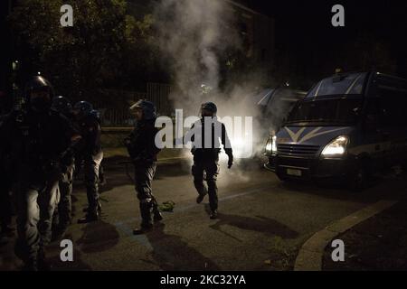 La police intervient pour disperser les militants des mouvements de gauche lors d'un rassemblement de protestation afin d'exiger des mesures de soutien économique, alors que le gouvernement a annoncé une nouvelle série de restrictions visant à enrayer la propagation de la pandémie Covid-19 à Rome, sur 31 octobre 2020. (Photo de Christian Minelli/NurPhoto) Banque D'Images