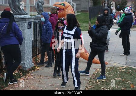 Les enfants et les parents portant un masque facial pour les protéger du nouveau coronavirus (COVID-19) lors de la nuit d'Halloween pendant la pandémie de COVID-19 à Thornhill, Ontario, Canada, on 31 octobre 2020. Il a été conseillé aux résidents de la région de York de célébrer l'Halloween dans leurs foyers et d'éviter les tricks ou les traitements pour aider à ralentir la propagation de la COVID-19) la région de York continue d'être un hotspot pour les infections à la COVID-19 et a récemment été retournée au confinement 2 modifié. (Photo de Creative Touch Imaging Ltd./NurPhoto) Banque D'Images