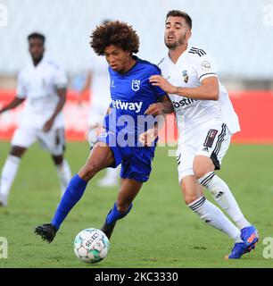 Fabio Nunes(R) de SC Farense vies Robinho(L) de Belenenses SAD pendant le match de la Liga nos entre Belenenenenenses SAD et SC Farense à l'Estadio Nacional on 31 octobre 2020 à Lisbonne, Portugal. (Photo de Paulo Nascimento/NurPhoto) Banque D'Images