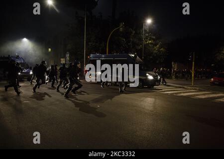 La police intervient pour disperser les militants des mouvements de gauche lors d'un rassemblement de protestation afin d'exiger des mesures de soutien économique, alors que le gouvernement a annoncé une nouvelle série de restrictions visant à enrayer la propagation de la pandémie Covid-19 à Rome, sur 31 octobre 2020. (Photo de Christian Minelli/NurPhoto) Banque D'Images