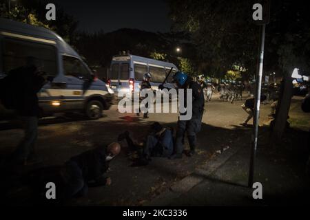 La police intervient pour disperser les militants des mouvements de gauche lors d'un rassemblement de protestation afin d'exiger des mesures de soutien économique, alors que le gouvernement a annoncé une nouvelle série de restrictions visant à enrayer la propagation de la pandémie Covid-19 à Rome, sur 31 octobre 2020. (Photo de Christian Minelli/NurPhoto) Banque D'Images