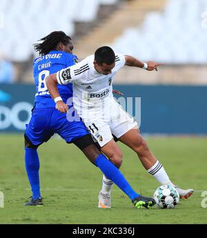 CAUE(L) de Belenenenenses SAD vies Mansila(R) de SC Farense pendant le match Liga nos entre Belenenenenenses SAD et SC Farense à l'Estadio Nacional sur 31 octobre 2020 à Lisbonne, Portugal. (Photo de Paulo Nascimento/NurPhoto) Banque D'Images