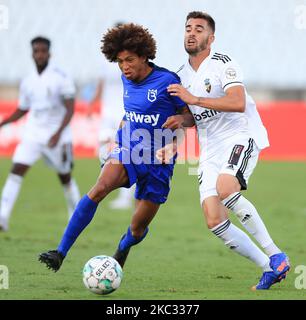 Fabio Nunes(R) de SC Farense vies Robinho(L) de Belenenses SAD pendant le match de la Liga nos entre Belenenenenenses SAD et SC Farense à l'Estadio Nacional on 31 octobre 2020 à Lisbonne, Portugal. (Photo de Paulo Nascimento/NurPhoto) Banque D'Images