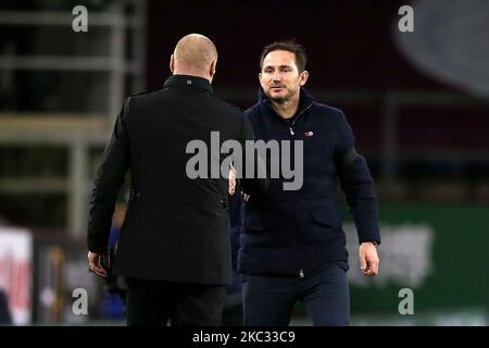 Le directeur de Chelsea Frank Lampard (à droite) secoue la main de Sean Dyche, directeur de Burnley, après le match de la Premier League entre Burnley et Chelsea à Turf Moor, Burnley, le samedi 31st octobre 2020. (Photo de Tim Markland/MI News/NurPhoto) Banque D'Images