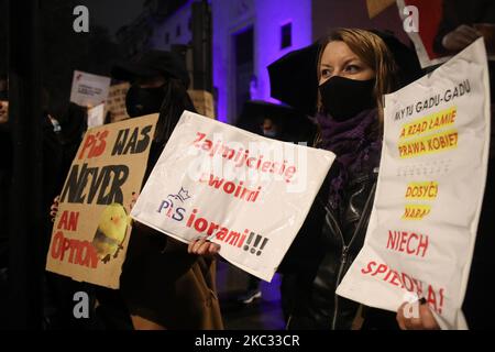 Les manifestants sont en face de l'ambassade de Pologne à Londres, au Royaume-Uni, sur 30 octobre, 2 020. Les protestations sont contre une décision du tribunal constitutionnel qui imposerait une interdiction quasi totale de l'avortement en Pologne. (Photo de Lucy North/MI News/NurPhoto) Banque D'Images