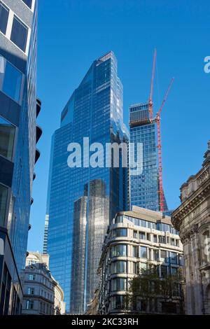 Vue sur le nouveau gratte-ciel de Bishopsgate en 22 depuis Bank, dans la ville de Londres, au Royaume-Uni, avec un reflet de la tour NatWest et des bâtiments environnants Banque D'Images