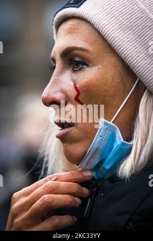 Des partisans de Pro-Choice protestent contre les restrictions imposées à la loi sur l'avortement en Pologne à 01 novembre 2020 à Glasgow, en Écosse. Cela vient après que le Tribunal constitutionnel ait statué la semaine dernière que l’avortement pour cause de défaut foetal irréversible ou de maladie incurable qui menace la vie du fœtus viole la constitution polonaise, ce qui a entraîné une interdiction quasi totale des licenciements. (Photo par Ewan Bootman/NurPhoto) Banque D'Images