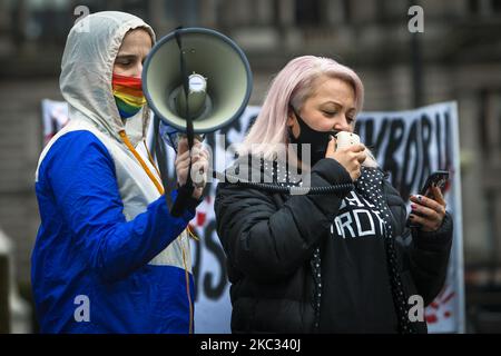 Des partisans de Pro-Choice protestent contre les restrictions imposées à la loi sur l'avortement en Pologne à 01 novembre 2020 à Glasgow, en Écosse. Cela vient après que le Tribunal constitutionnel ait statué la semaine dernière que l’avortement pour cause de défaut foetal irréversible ou de maladie incurable qui menace la vie du fœtus viole la constitution polonaise, ce qui a entraîné une interdiction quasi totale des licenciements. (Photo par Ewan Bootman/NurPhoto) Banque D'Images