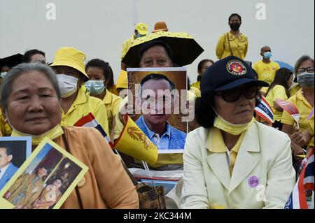 Les partisans royalistes tiennent des photos du défunt roi Bhumibol Adulyadej de Thaïlande au Grand Palais de Bangkok, Thaïlande, 01 novembre 2020. (Photo par Anusak Laowilas/NurPhoto) Banque D'Images