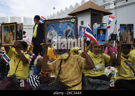 Les partisans royalistes tiennent des photos du défunt roi Bhumibol Adulyadej de Thaïlande au Grand Palais de Bangkok, Thaïlande, 01 novembre 2020. (Photo par Anusak Laowilas/NurPhoto) Banque D'Images