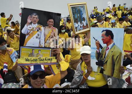Les partisans royalistes portant une tenue de ville jaune participent à un rallye devant le Grand Palais à Bangkok, Thaïlande, le 01 novembre 2020. (Photo par Anusak Laowilas/NurPhoto) Banque D'Images