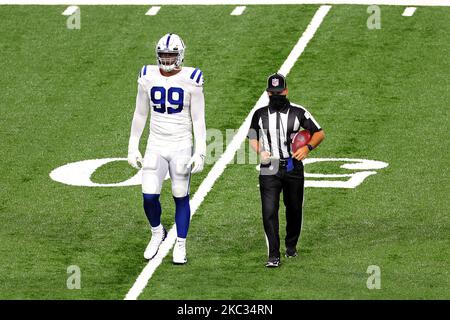 L'attaquant défensif des Indianapolis Colts DeForest Buckner (99) marche avec un officiel au centre du terrain pour le lancement de la pièce au début de la première moitié d'un match de football de la NFL contre les Detroit Lions à Detroit, Michigan États-Unis, dimanche, 1 novembre 2020. (Photo par Amy Lemus/NurPhoto) Banque D'Images
