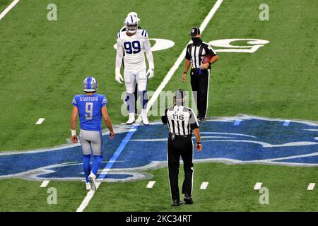 L'attaque défensive des Indianapolis Colts DeForest Buckner (99) et le quarterback des Detroit Lions Matthew Stafford (9) marchent avec les officiels au centre du terrain pour le lancement de pièces au début de la première moitié d'un match de football de la NFL contre les Detroit Lions à Detroit, Michigan, États-Unis, dimanche, 1 novembre 2020. (Photo par Amy Lemus/NurPhoto) Banque D'Images