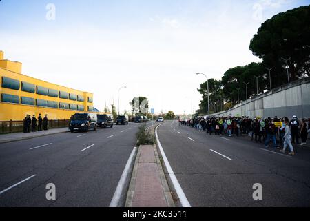 Manifestation en dehors de la CIE à Aluche, Madrid, Espagne, 1 novembre 2020, en faveur des immigrants en grève de la faim. (Photo de Jon Imanol Reino/NurPhoto) Banque D'Images