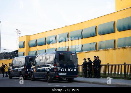 Manifestation en dehors de la CIE à Aluche, Madrid, Espagne, 1 novembre 2020, en faveur des immigrants en grève de la faim. (Photo de Jon Imanol Reino/NurPhoto) Banque D'Images