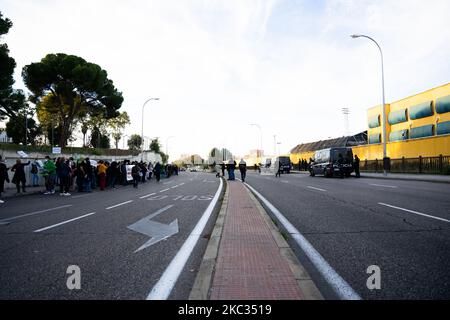 Manifestation en dehors de la CIE à Aluche, Madrid, Espagne, 1 novembre 2020, en faveur des immigrants en grève de la faim. (Photo de Jon Imanol Reino/NurPhoto) Banque D'Images