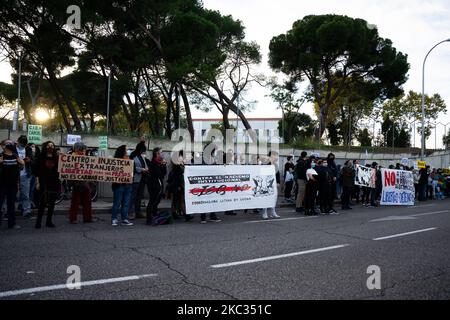 Manifestation en dehors de la CIE à Aluche, Madrid, Espagne, 1 novembre 2020, en faveur des immigrants en grève de la faim. Les manifestants ont une bannière qui se lit comme suit : « Centre d'injustice pour les étrangers, la liberté pour les prisonniers n'est pas la charité, c'est la justice » et « contre le racisme institutionnel CIES no, coordinateur latin de la lutte ». (Photo de Jon Imanol Reino/NurPhoto) Banque D'Images