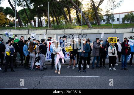 Manifestation en dehors de la CIE à Aluche, Madrid, Espagne, 1 novembre 2020, en faveur des immigrants en grève de la faim. (Photo de Jon Imanol Reino/NurPhoto) Banque D'Images