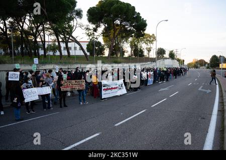 Manifestation en dehors de la CIE à Aluche, Madrid, Espagne, 1 novembre 2020, en faveur des immigrants en grève de la faim. (Photo de Jon Imanol Reino/NurPhoto) Banque D'Images