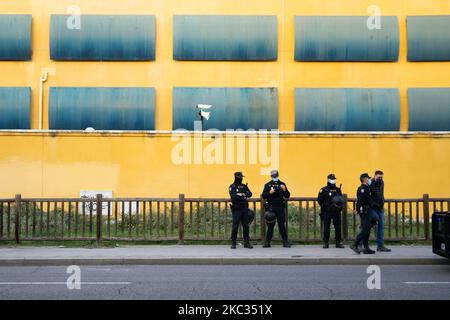 Manifestation en dehors de la CIE à Aluche, Madrid, Espagne, 1 novembre 2020, en faveur des immigrants en grève de la faim. (Photo de Jon Imanol Reino/NurPhoto) Banque D'Images