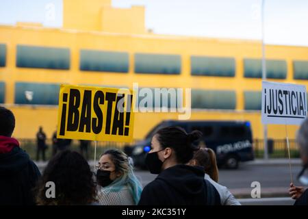 Manifestation en dehors de la CIE à Aluche, Madrid, Espagne, 1 novembre 2020, en faveur des immigrants en grève de la faim. Les manifestants tiennent une bannière qui indique « assez ». (Photo de Jon Imanol Reino/NurPhoto) Banque D'Images