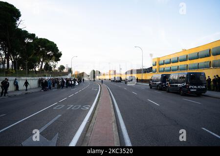 Manifestation en dehors de la CIE à Aluche, Madrid, Espagne, 1 novembre 2020, en faveur des immigrants en grève de la faim. (Photo de Jon Imanol Reino/NurPhoto) Banque D'Images